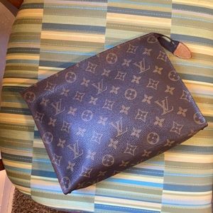 Vintage toiletry 26 in good condition.